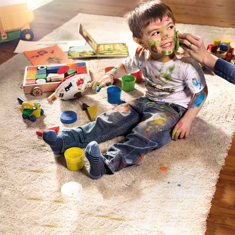 Ребенок весь в краске Ребенок весь в краске