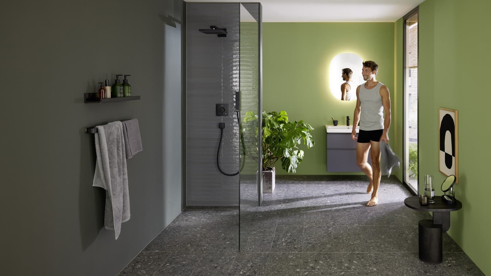 Молодой человек рядом с душевой зоной с Geberit CleanLine30