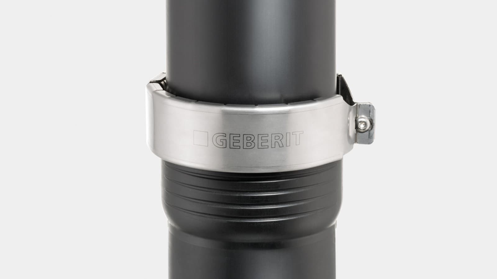 Штекерное соединение Silent-Pro с фиксирующим хомутом Geberit может выдерживать внутреннее давление до 2 бар