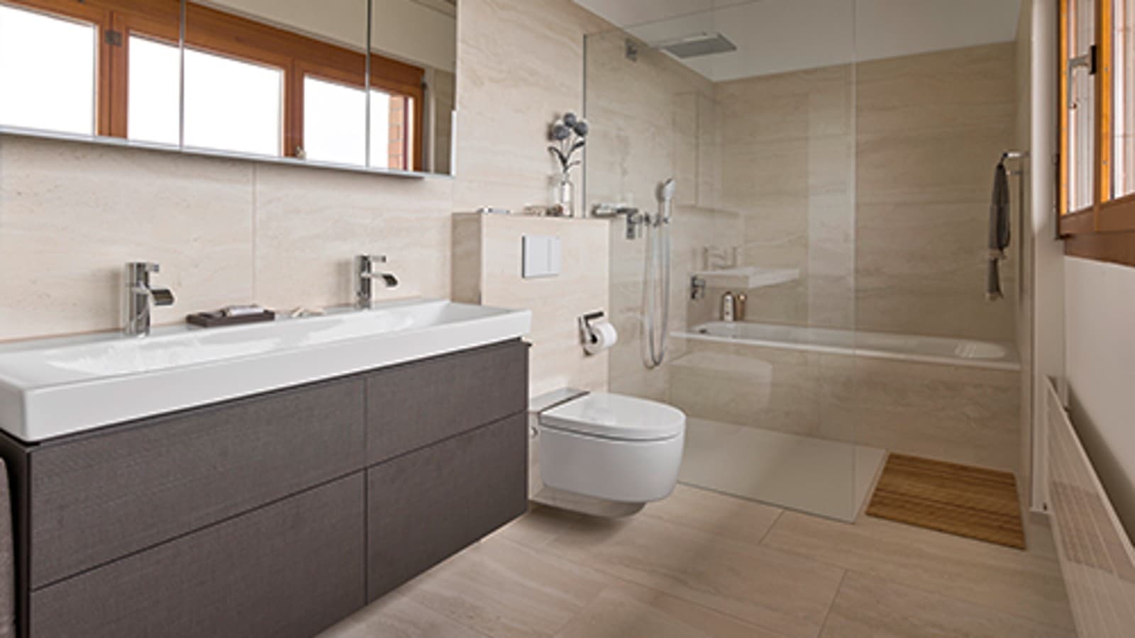 Ванная комната после ремонта с унитазом-биде Geberit AquaClean Ванная комната после ремонта с унитазом-биде Geberit AquaClean