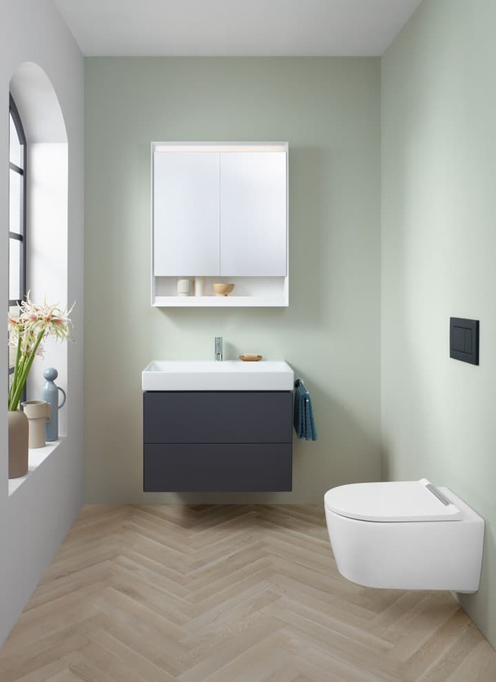 Small bathroom with wall-hung WC, mirror cabinet and washbasin cabinet from the Geberit ONE bathroom series Small bathroom with wall-hung WC, mirror cabinet and washbasin cabinet from the Geberit ONE bathroom series
