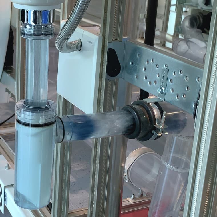 Засор расшатывается и смывается Засор расшатывается и смывается