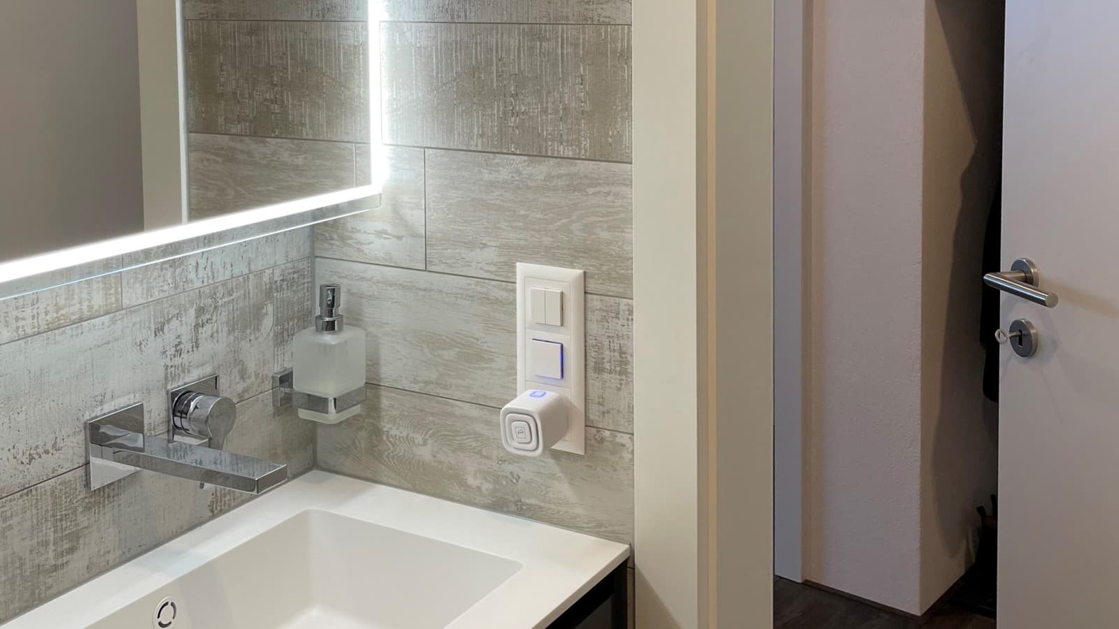 Дверь в ванную комнату, открывающаяся наружу, экономит место Дверь в ванную комнату, открывающаяся наружу, экономит место