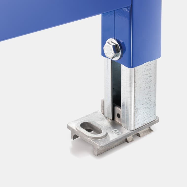 Опора с выемками для болтов крепления сантехнического профиля Опора с выемками для болтов крепления сантехнического профиля