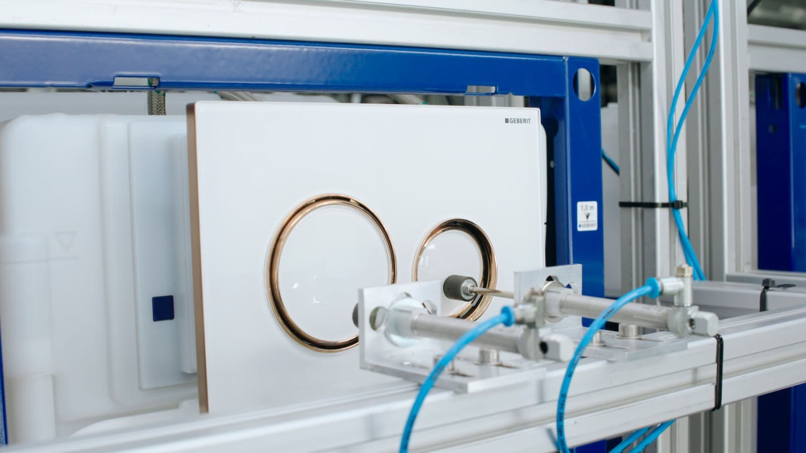 Проверка качества работы смывной клавиши Sigma21 в системе для туалета Проверка качества работы смывной клавиши Sigma21 в системе для туалета