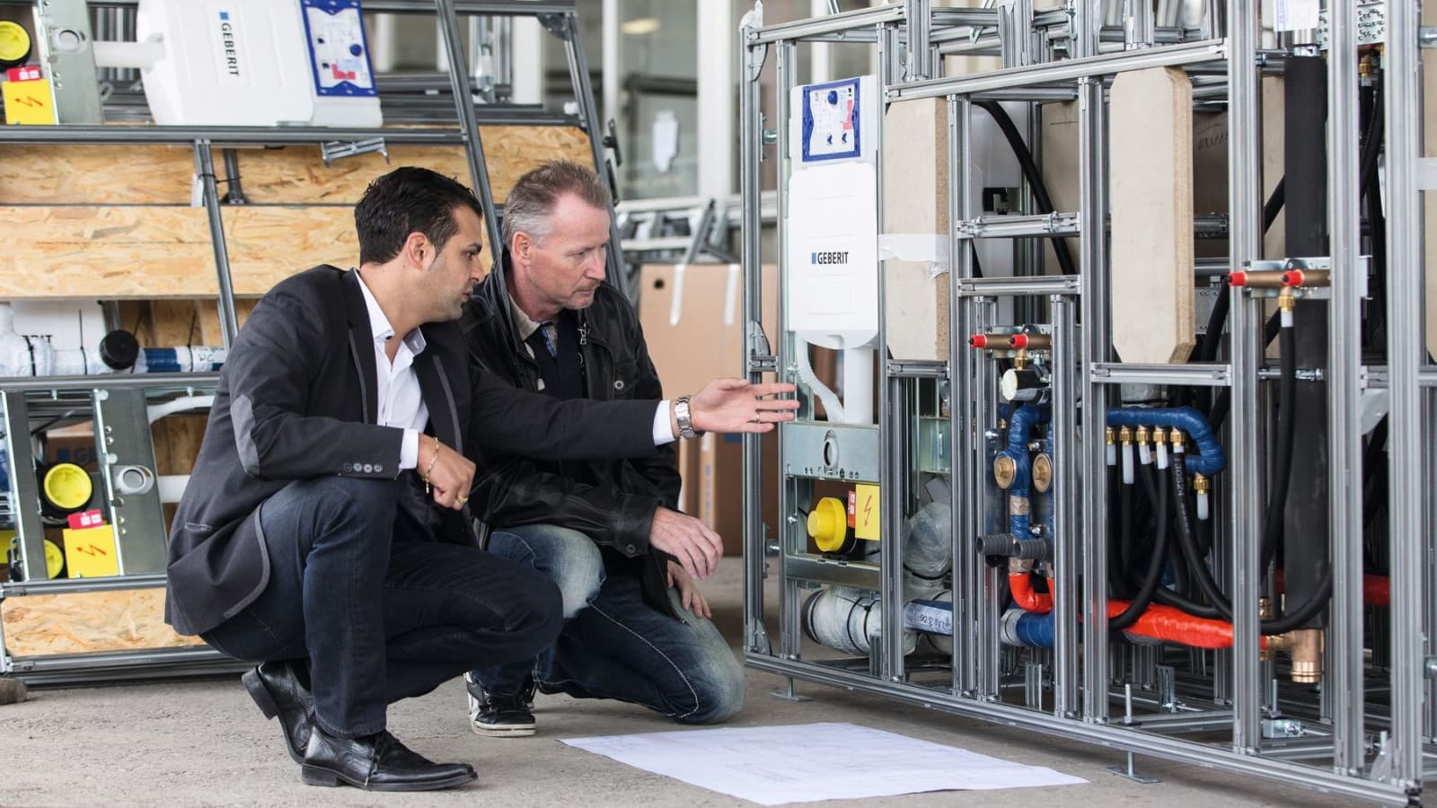 Торговый представитель Geberit проверяет правильность установки. Торговый представитель Geberit проверяет правильность установки.