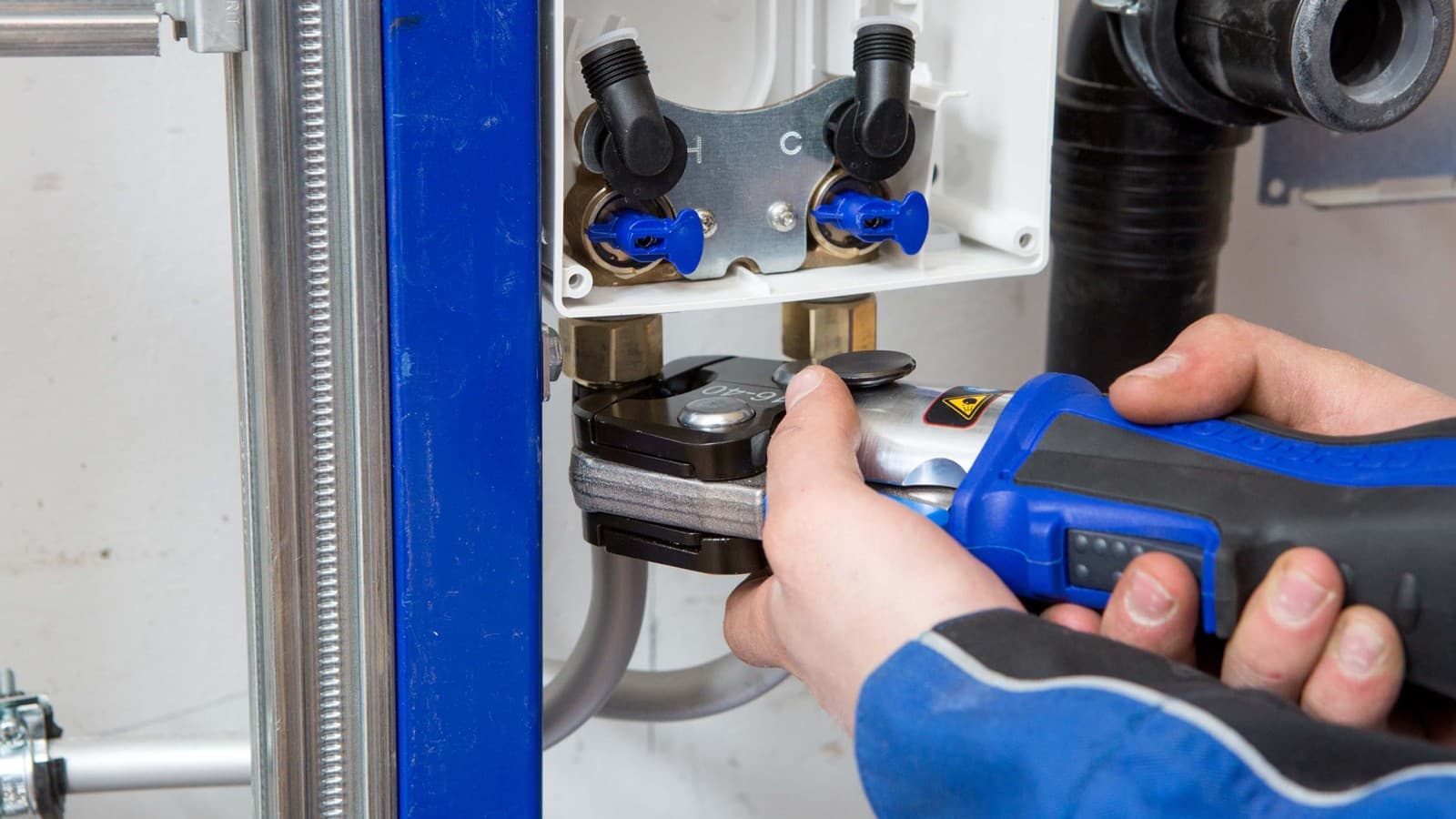 Geberit FlowFit простой и быстрый в установке (© Geberit) Geberit FlowFit простой и быстрый в установке (© Geberit)