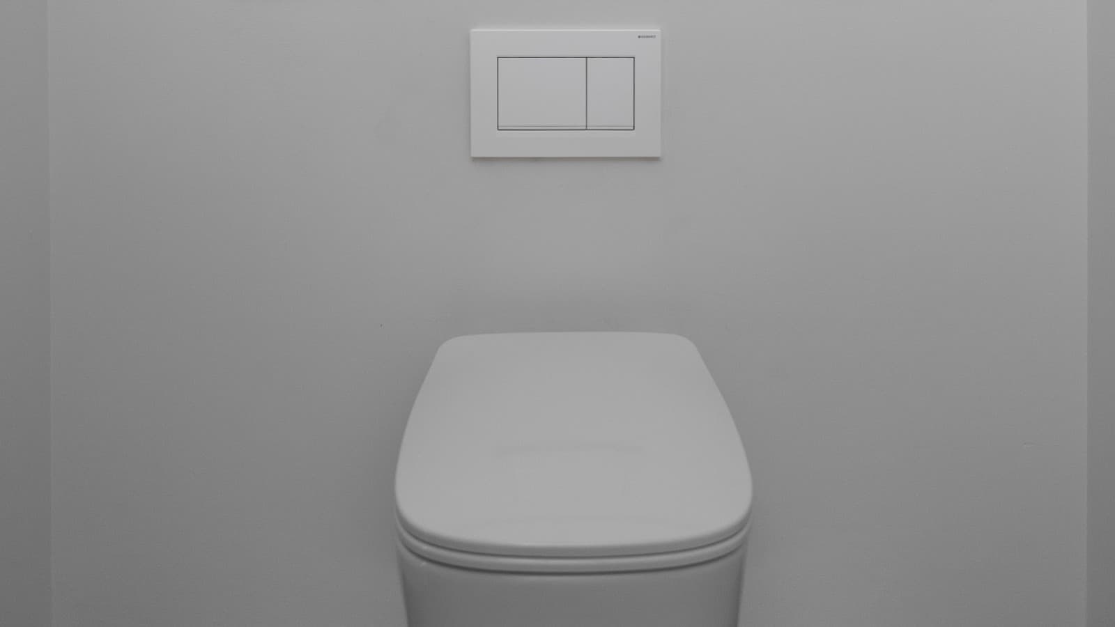 Ванная с клавишей смыва Geberit Sigma30 (© Geberit)