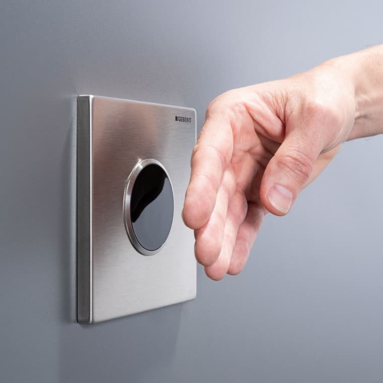 Инфракрасный датчик определения пользователя запускает смыв в писсуаре Инфракрасный датчик определения пользователя запускает смыв в писсуаре